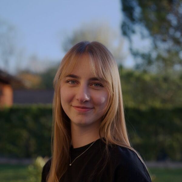 Lola, graphiste et web designer chez Mosaik Studio